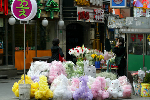 炫目的花篮内装的什么呢?