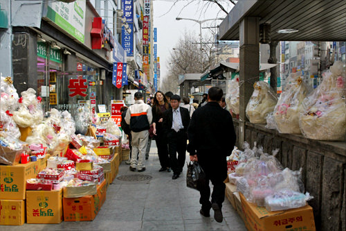 平日少见堆积在路边的礼品