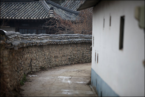 弯弯曲曲的石墙小路和韩屋,时光仿佛静止的三支川村