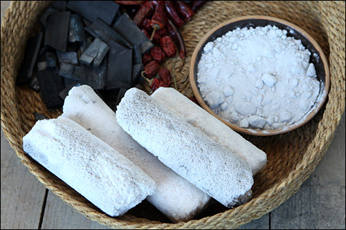 将棒状的竹盐磨成粉使用