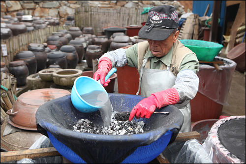 将竹盐和地下水混合做成竹盐水