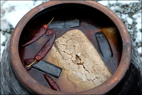 要经过大约1年左右才会开始出现酱油的颜色