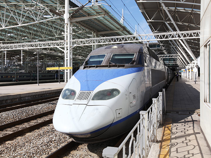 ktx 2004年开通,连接韩国各主要城市的高速铁道,最高时速305km/h,从