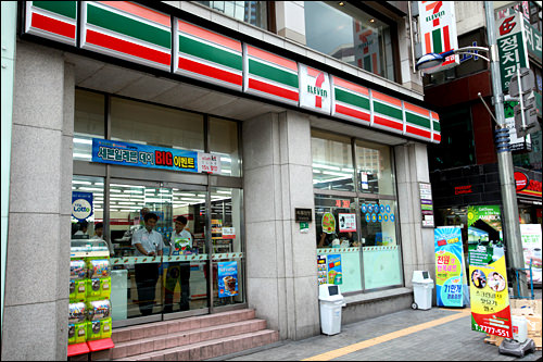 便利店
汇集了最需要的商品,便利店果然还是最方便的。明洞附近的便利店一般也会销售纪念品。