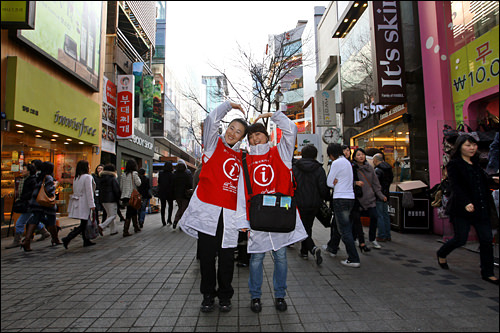 穿着带有“i”标志的醒目制服的旅游咨询员