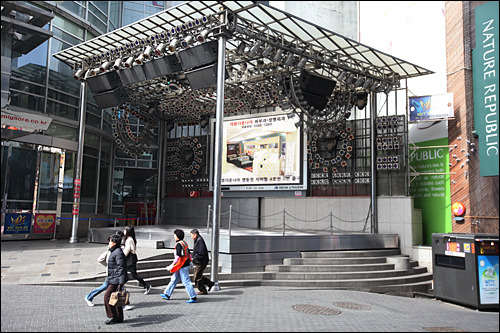 美利来舞台
周末的晚上这里会举办各种舞蹈表演,但是平时没有演出的时候坐在这里休息的游客也不少。也是 大家约会时的地标之一。