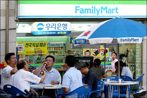 便利店前面的桌椅
天气变暖之后便利店都会在店门前准备一些供顾客使用的桌椅。购物走累了的时候,在便利店喝杯饮料休息一下也是不错的选择。
※照片中的“Family Mart”现已变更为“CU”。