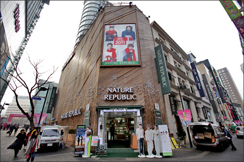 2009年~现在
NATURE REPUBLIC
1坪(韩国单位)/2亿595万元(2009)