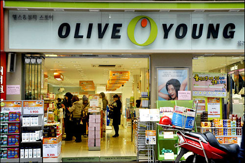 OLIVE YOUNG
韩国的本土药妆店,可以买到洗面奶以及化妆品等。