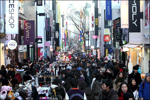 周末的白天明洞拥挤的人潮