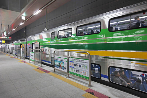 4、5号车厢为双层车厢