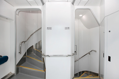 双层车厢内的台阶