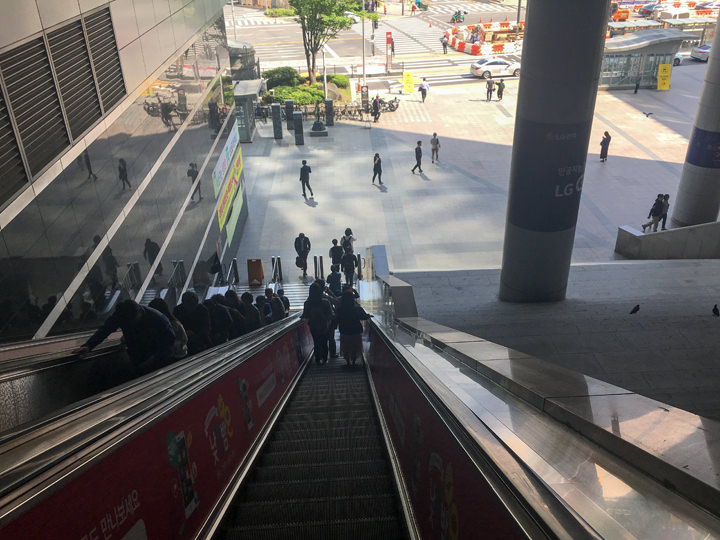 从龙山站1号出口出来,经过电梯与人行横道