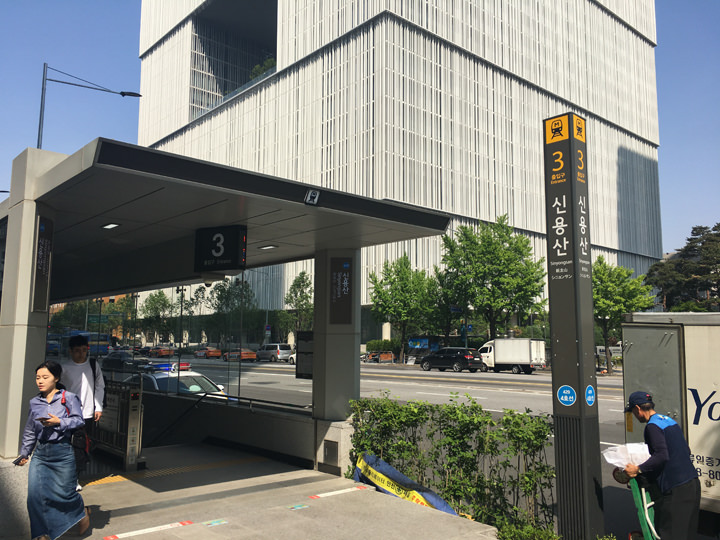 在大楼拐角处向左拐,便是新龙山站3号出口的位置