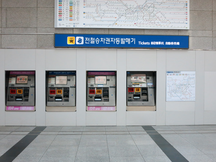 京义中央线与地铁一样可使用T-money等(一次性)交通卡,自动售票机也有中文