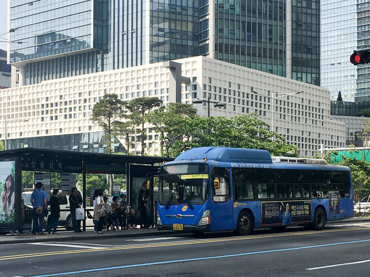 「新龙山站」车站(往金浦机场方向的一般公交车,往仁川机场的豪华机场大巴)