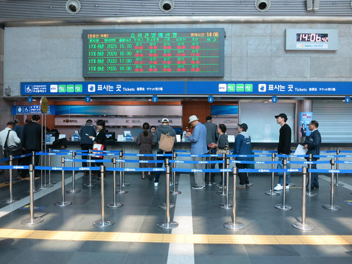 有的窗口可用英语进行对话,如果想用国外的银行卡购买车票的话必须通过窗口,在这里也可以购买ITX-青春的车票