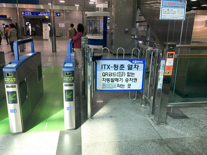 持车票从紧急门(右)进入,持二维码乘客可使用自动检票机(左)