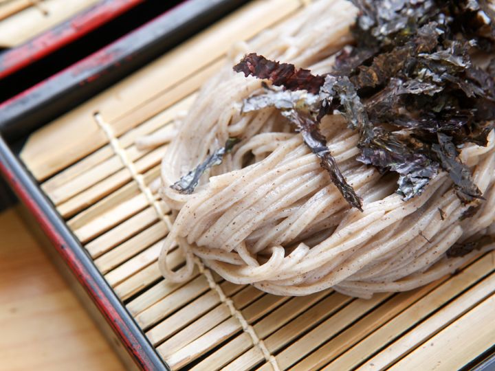 面条中荞麦壳颗粒清晰可见