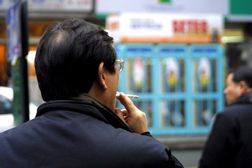 在比较各个国家成人男性的吸烟率之后,韩国在oecd国家之中的吸烟率高