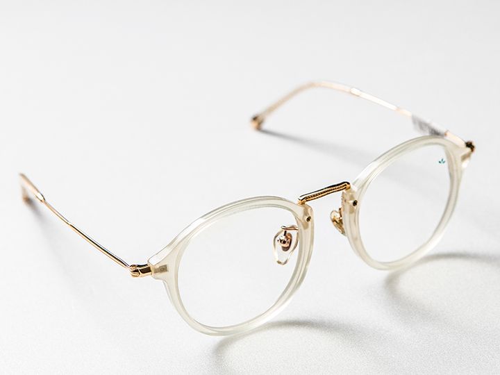 椭圆形亮色镜框——棱角分明、皮肤较白的人