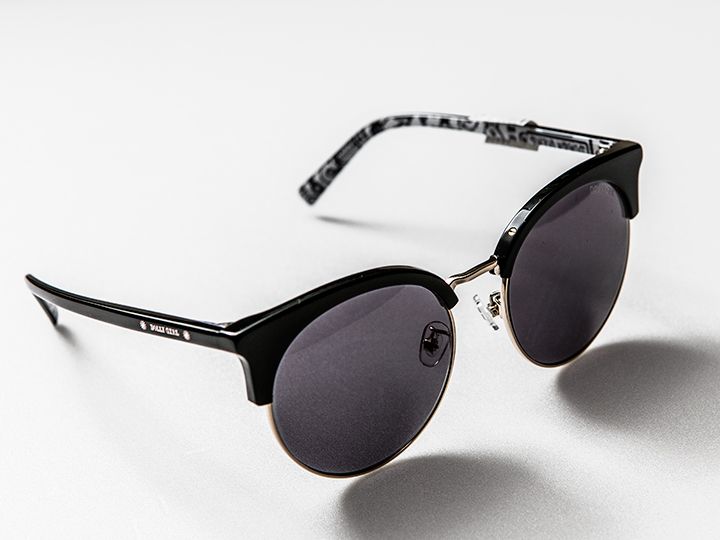 方形深色镜框——脸型较圆、肤色较深的人