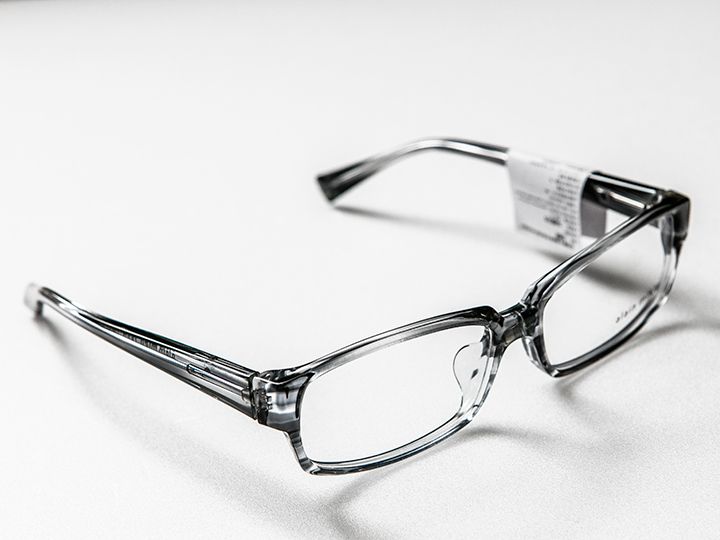 方形深色镜框——脸型较圆、肤色较深的人