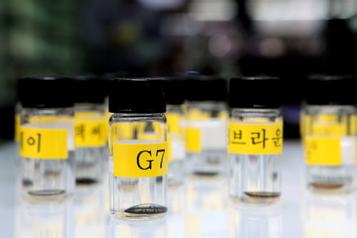 放在专业的保管瓶中出售