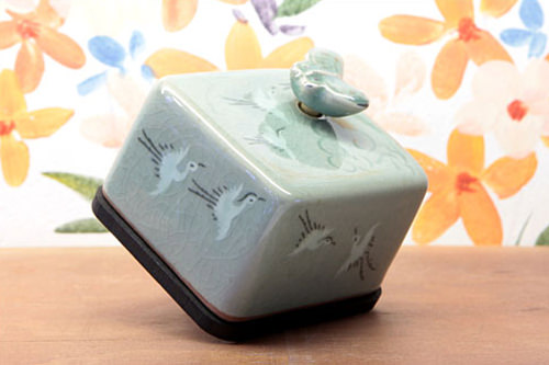 瓷的盒子搭配韩国传统图案
“云鹤”