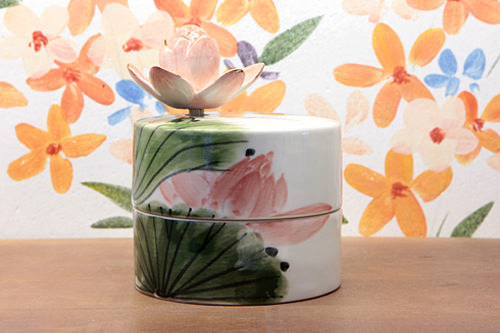 发条和盒子图案相衬的
“花开之莲”系列