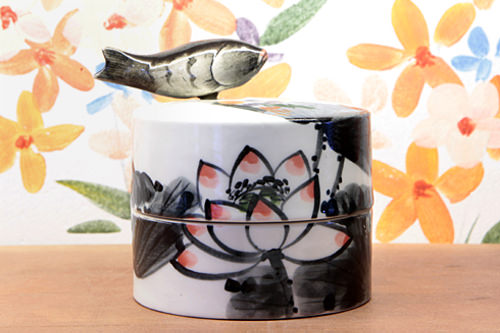 自然与鲤鱼相协调的
“鲤与莲”系列