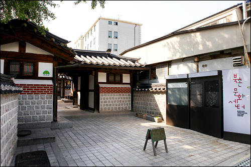 在入口处挂着北村文化中心的牌子