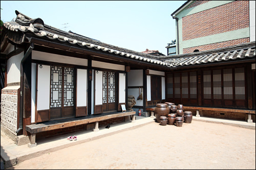 房屋前面放置着腌泡菜的坛子