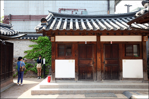 漂亮清洁的木制洗手间