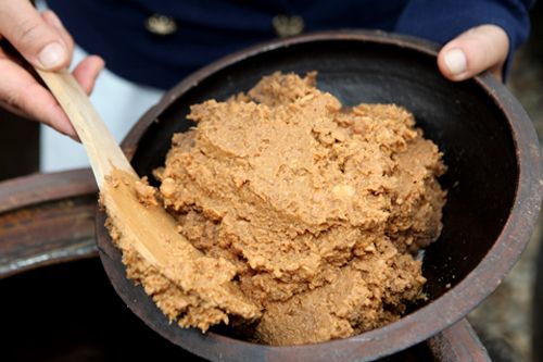 取出做好的大酱