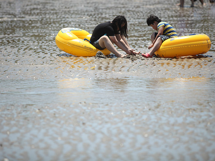 套着救生圈玩耍的孩子们