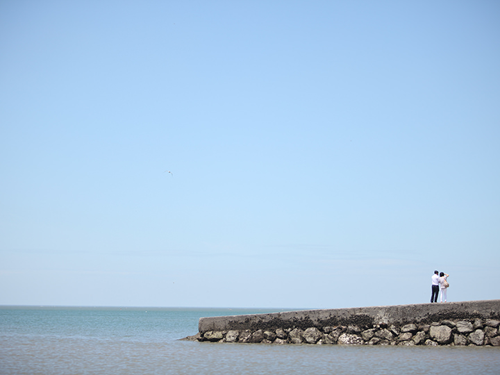 延伸到海水中的堤坝