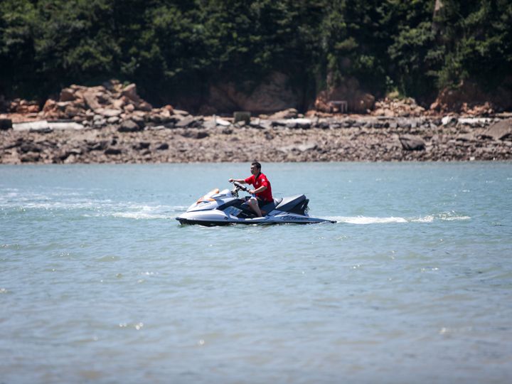 驾驶水上摩托巡逻的救护队