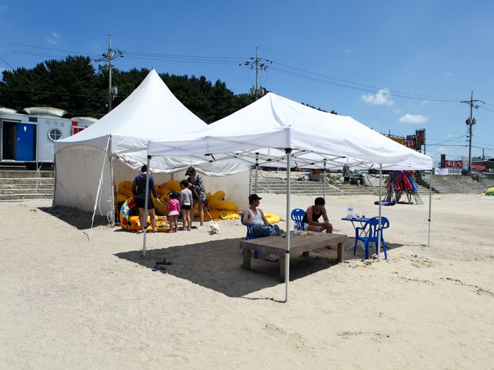 出租遮阳伞和救生圈的帐篷