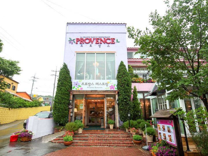 PROVENCE
“普罗旺斯村”里的第一家餐厅。这里的法式套餐经典美味、广受好评。《圣诞节会下雪吗?》等经典韩剧曾在此取景拍摄。※图片为以前取材时所拍摄