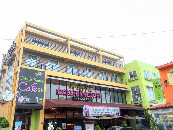 柳载恩面包店
由于面包美味而人气极高的面包店。专程从首尔前来购买这里的明星产品——大蒜吐司的顾客也不在少数。可在2层的咖啡厅喝杯咖啡、小憩片刻。※图片为以前取材时所拍摄