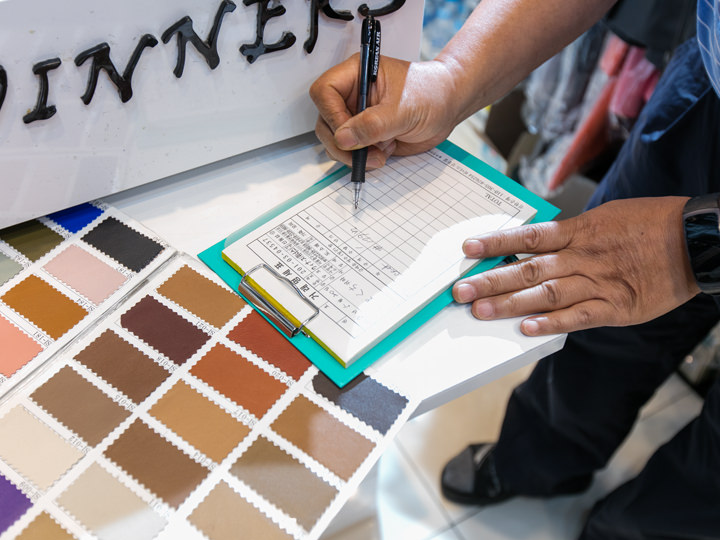 在五花八门的类别中挑选心仪的颜色