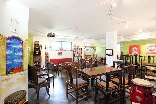 摆放古典家具的地下1层