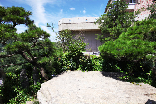 汉成和宥珠(蔡贞安饰)约会的庭院