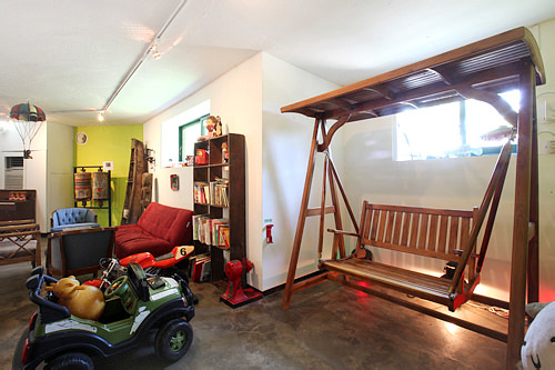 汉杰家楼顶上的秋千椅