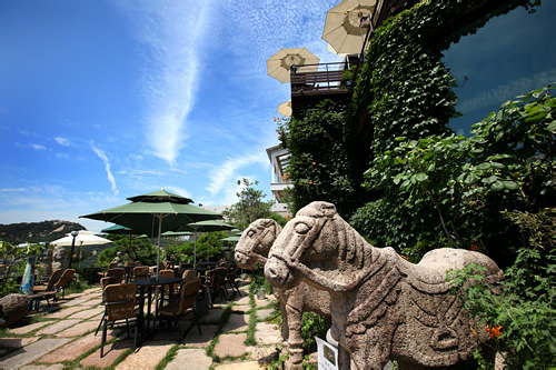 汉成和恩灿骑过的石雕马