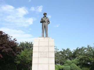 麦克阿瑟将军铜像