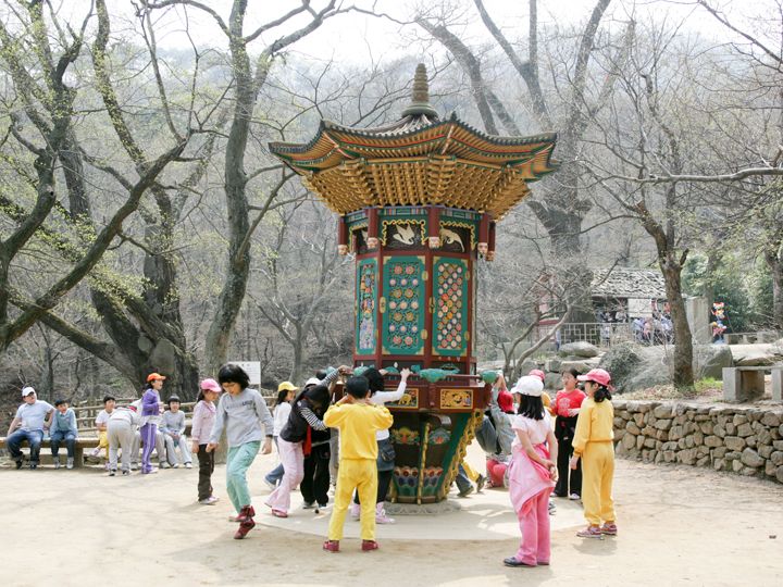 转一圈等同读经意味的轮藏台