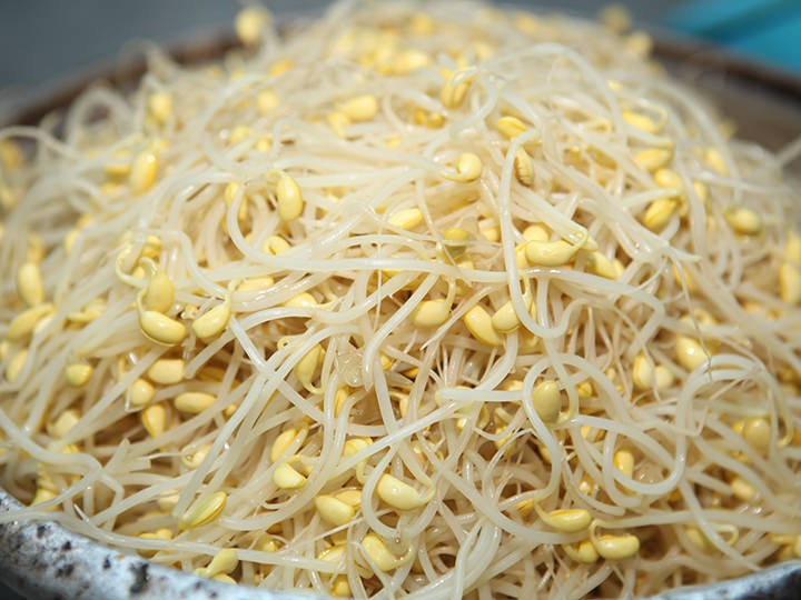 使用全州种植的有机黄豆芽