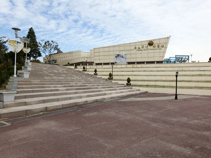 建筑的低矮外观